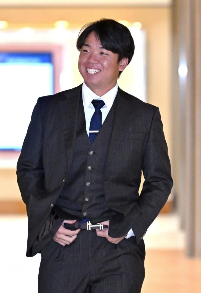 　日本プロ野球選手会理事会会場に向かう村上（撮影・北村雅宏）