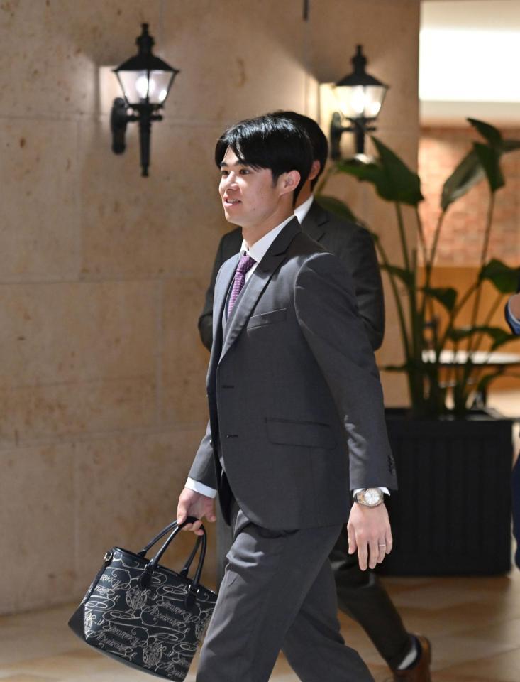 　日本プロ野球選手会理事会会場に向かう中野（撮影・北村雅宏）