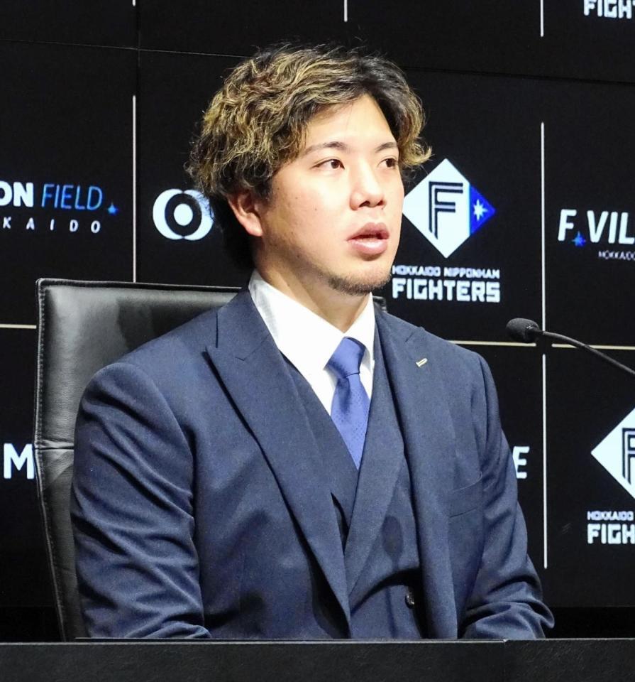 　契約を更改し会見する金村