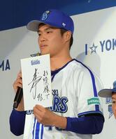 　色紙に感謝の気持ちを書いたドラフト６位・坂口翔颯（撮影・佐藤厚）