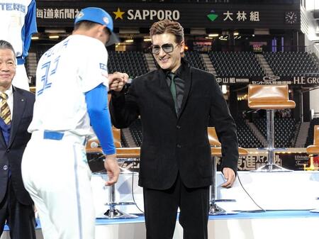 ドラフト２位・藤田をグータッチで迎える新庄監督