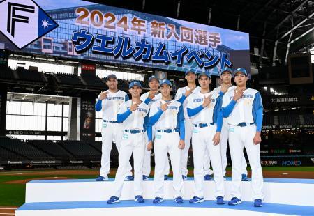 　日本ハムの新入団選手発表でポーズをとる（前列左から）浅利太門投手、柴田獅子投手、藤田琉生投手、清水大暉投手、（後列左から）川勝空人投手、山県秀内野手、山城航太郎投手、渋谷純希投手＝８日、エスコンフィールド北海道