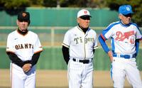 　古巣のユニホームを着て「ドリーム・ベースボール」に参加した（左から）堀内恒夫氏、藤田平氏、谷沢健一氏
