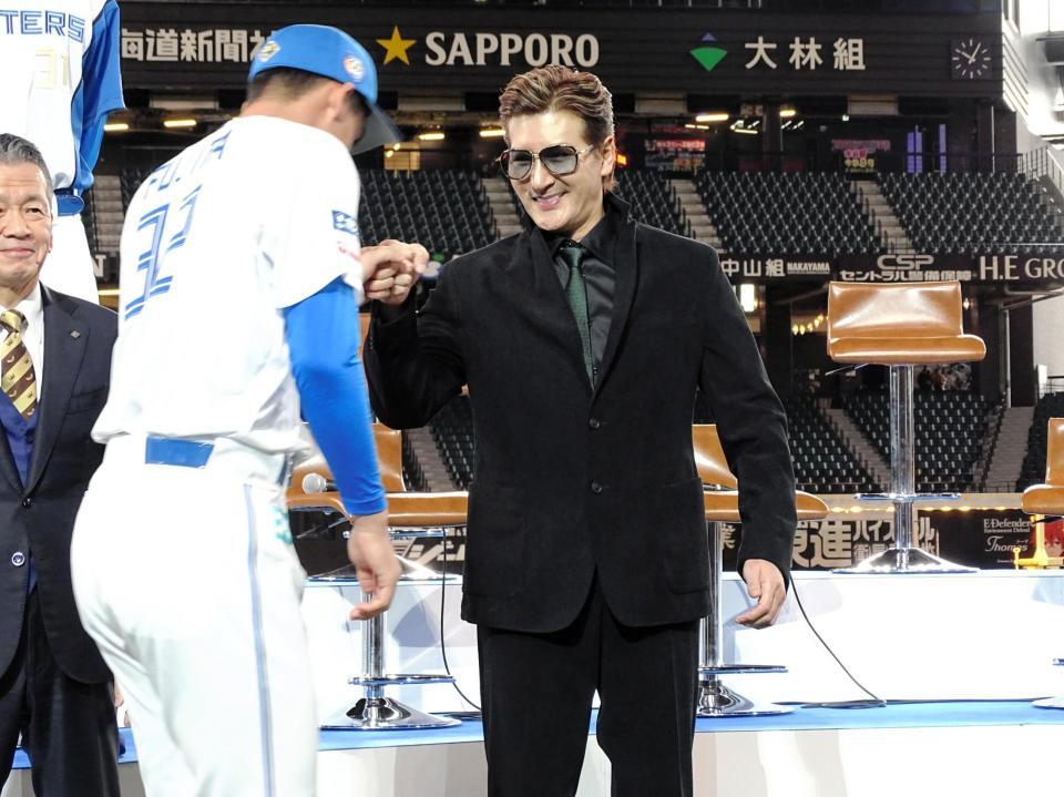 ドラフト２位・藤田をグータッチで迎える新庄監督