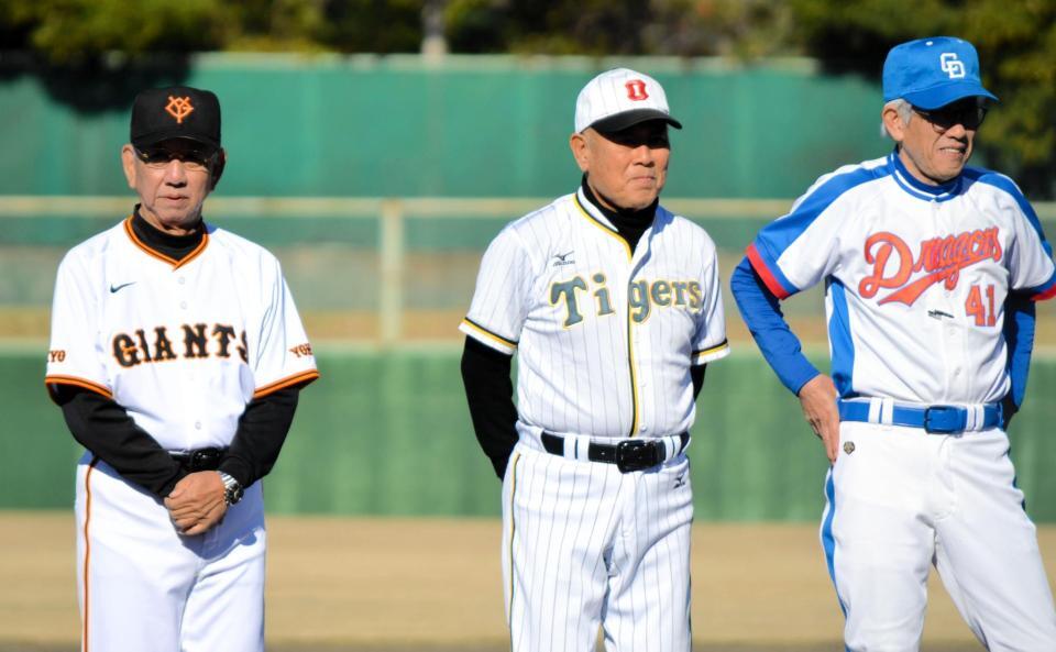 　古巣のユニホームを着て「ドリーム・ベースボール」に参加した（左から）堀内恒夫氏、藤田平氏、谷沢健一氏