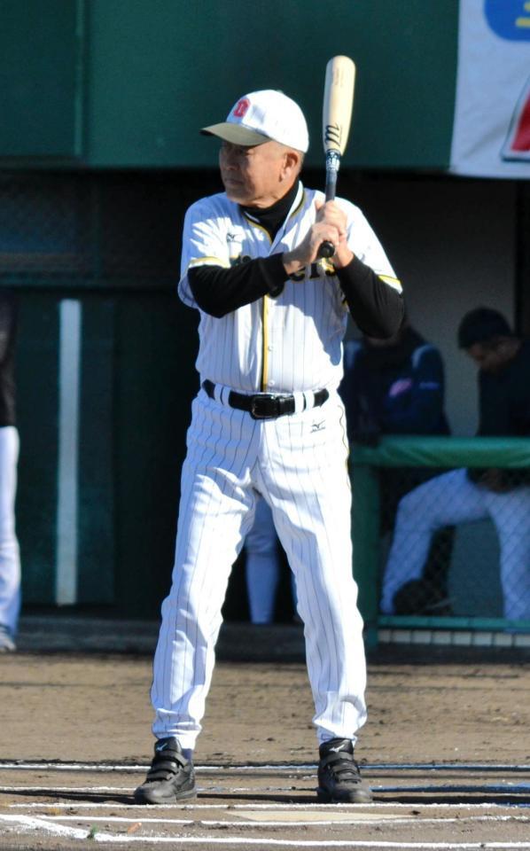 　習志野市選抜チームとのドリーム・ゲームで打席に立った藤田平氏