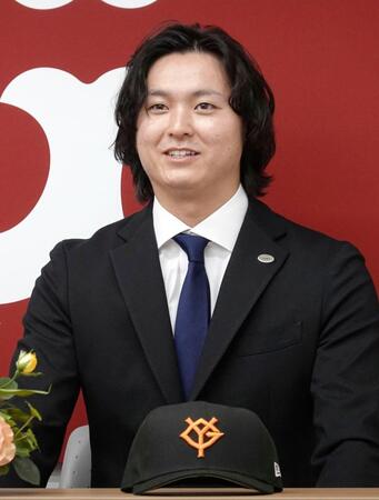 巨人に加入し、記者会見する田中瑛