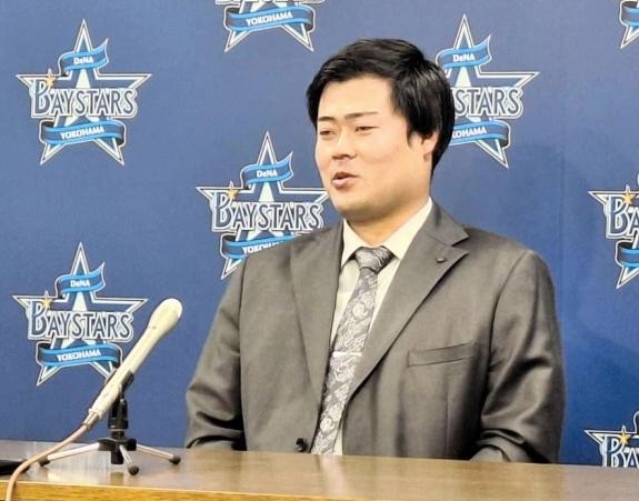 契約更改を終え会見する伊勢