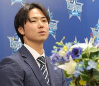 　入団会見で質問に答える浜地（撮影・西岡正）