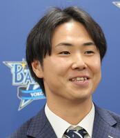 　背番号「５２」の由来を質問した記者に当てられ、驚き顔の浜地（撮影・西岡正）