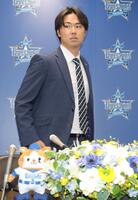 　入団会見に臨む浜地（撮影・西岡正）