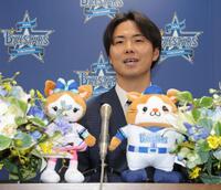 　入団会見でＤｅＮＡ打線の印象を話す浜地（撮影・西岡正）