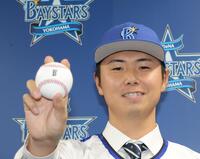 　笑顔でボールを掲げる浜地（撮影・西岡正）