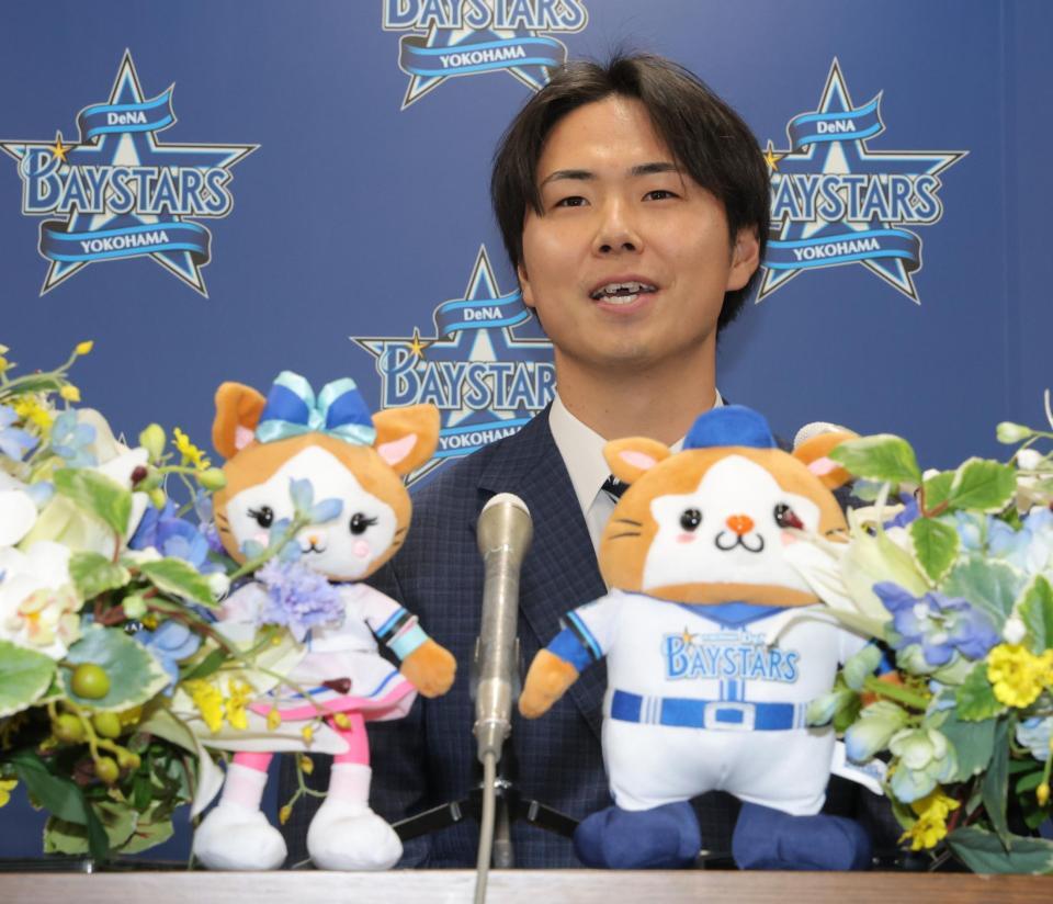 　入団会見でＤｅＮＡ打線の印象を話す浜地（撮影・西岡正）