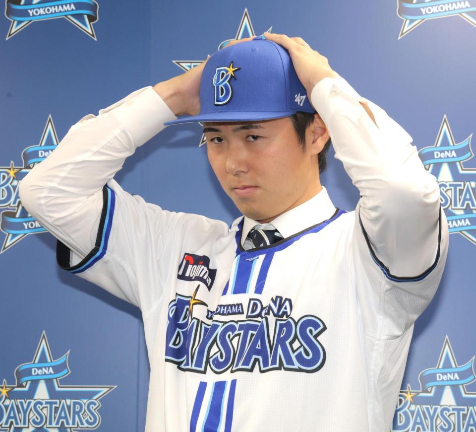 　入団会見で帽子をかぶる浜地（撮影・西岡正）