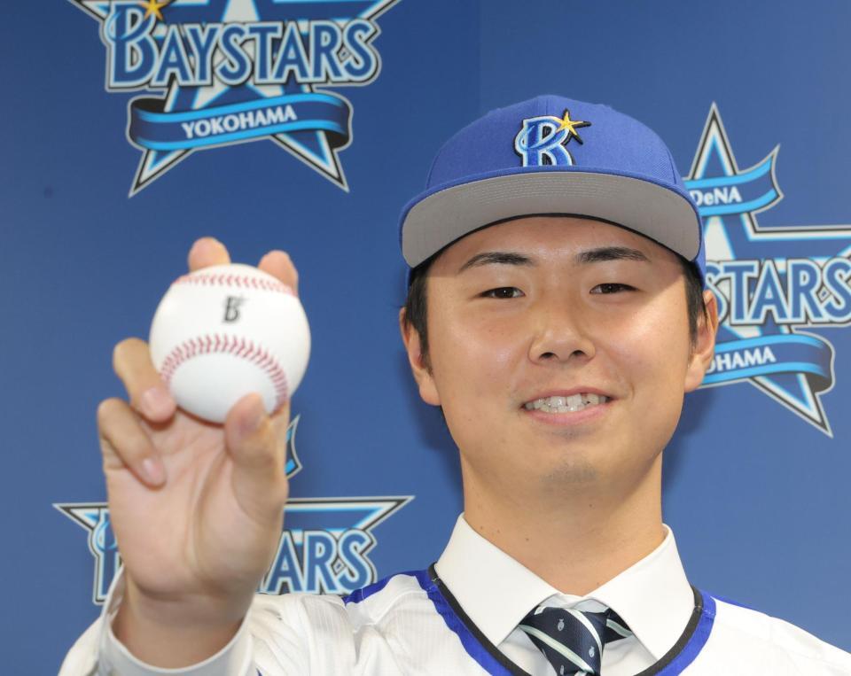 　笑顔でボールを掲げる浜地（撮影・西岡正）