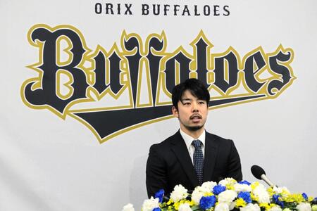 　現役ドラフトで移籍が決まり、入団会見に臨んだ本田圭佑