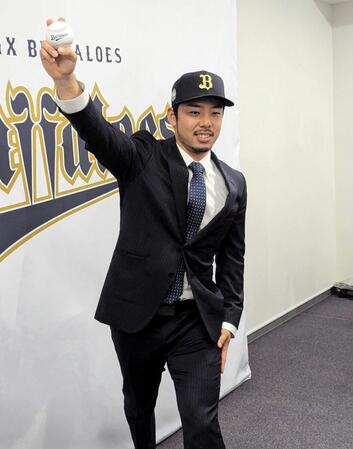 　入団会見に臨み、ボールを手に撮影する本田圭佑