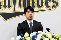 　現役ドラフトで移籍が決まり、入団会見に臨んだ本田圭佑