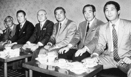 パ・リーグ監督・理事合同会議に出席の右から日本ハム・高田繁、阪急・上田利治、西武・森祗晶、近鉄・岡本伊三美、ロッテ・有藤道世、南海・杉浦忠の監督＝１９８７（昭和６２）年１月７日、ホテルオークラ