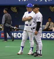 　試合前に話をする横浜・森祇晶監督（左）と阪神・野村克也監督＝２００１年１０月５日、横浜スタジアム