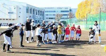 　守備練習を教える千葉日大一ナインと青松氏（右端）