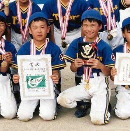 小学校時代、バッテリーを組んでいた坂本勇人（右）と田中将大