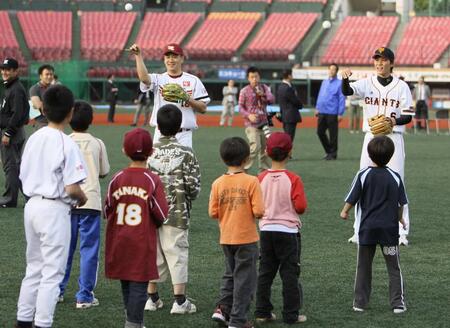 ＮＰＢのイベントで被災地の小学生たちとキャッチボールをする楽天・田中将大（左）と巨人・坂本勇人＝２０１１年５月