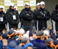 少年達の前で笑顔であいさつする（右から）楽天・田中将大、巨人・坂本勇人、広島・前田健太＝２０１３年１月