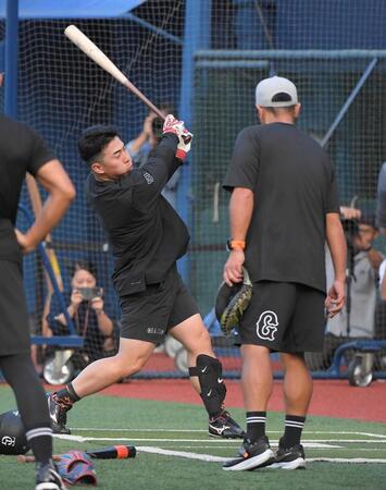 巨人・浅野翔吾（左）を打撃指導する阿部慎之助監督（２４年９月撮影）