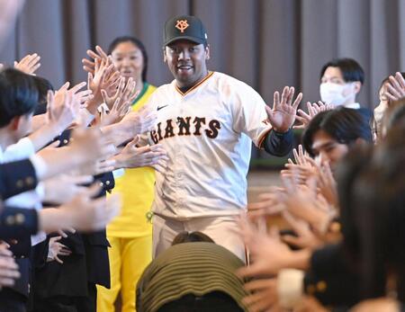 　生徒と笑顔でタッチを交わすオコエ瑠偉と桃仁花（後方）＝撮影・棚橋慶太