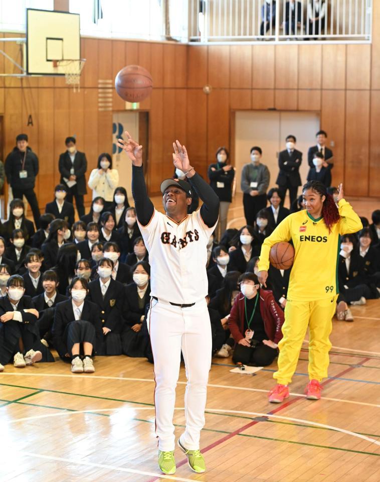 　妹の桃仁花（右）とタッグを組み、生徒とフリースロー対決を行ったオコエ瑠偉（撮影・棚橋慶太）