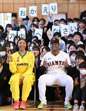 　母校の生徒と笑顔で写真に納まる巨人・オコエ（右）と妹の桃仁花（撮影・棚橋慶太）