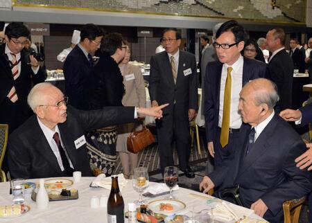 　中曽根康弘元首相（右）の誕生日を祝う会で話す渡辺恒雄さん＝２０１４年５月