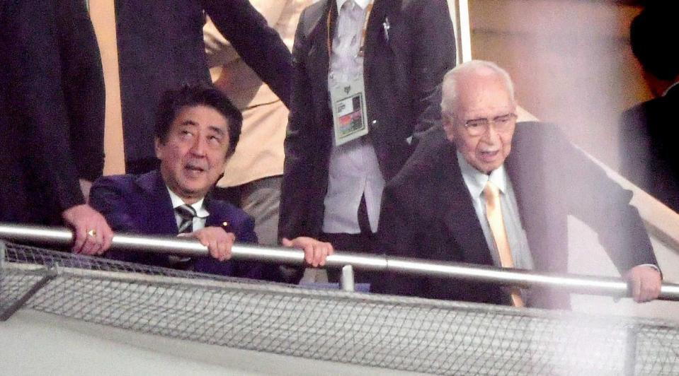 　安倍晋三首相（左）と観戦する渡辺恒雄さん＝２０１８年３月