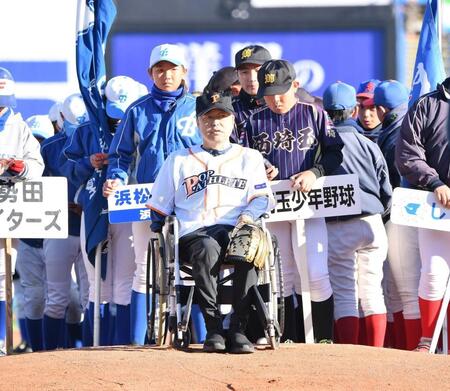 車いすで始球式に登場した元近鉄・佐野慈紀氏（撮影・開出牧）