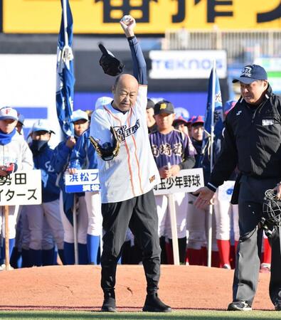 始球式を務める元近鉄・佐野慈紀氏（撮影・開出牧）