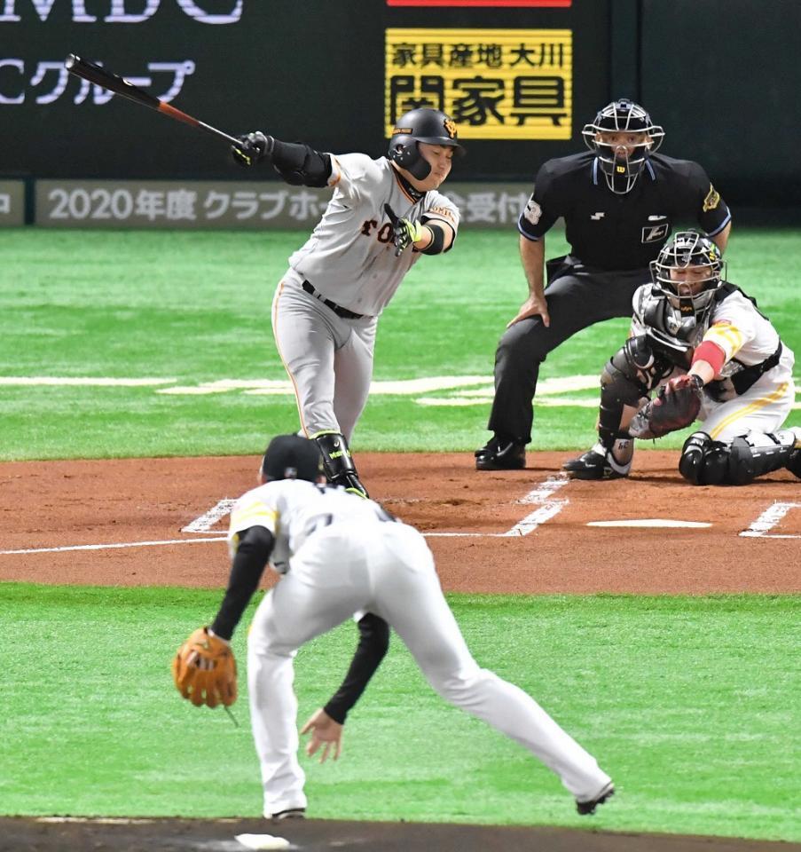 　日本シリーズでバッテリーを組んだ高橋礼、甲斐のバッテリー（２０１９年１０月）