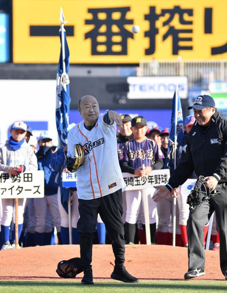 　左投げで始球式を務める佐野慈紀氏（撮影・開出牧）