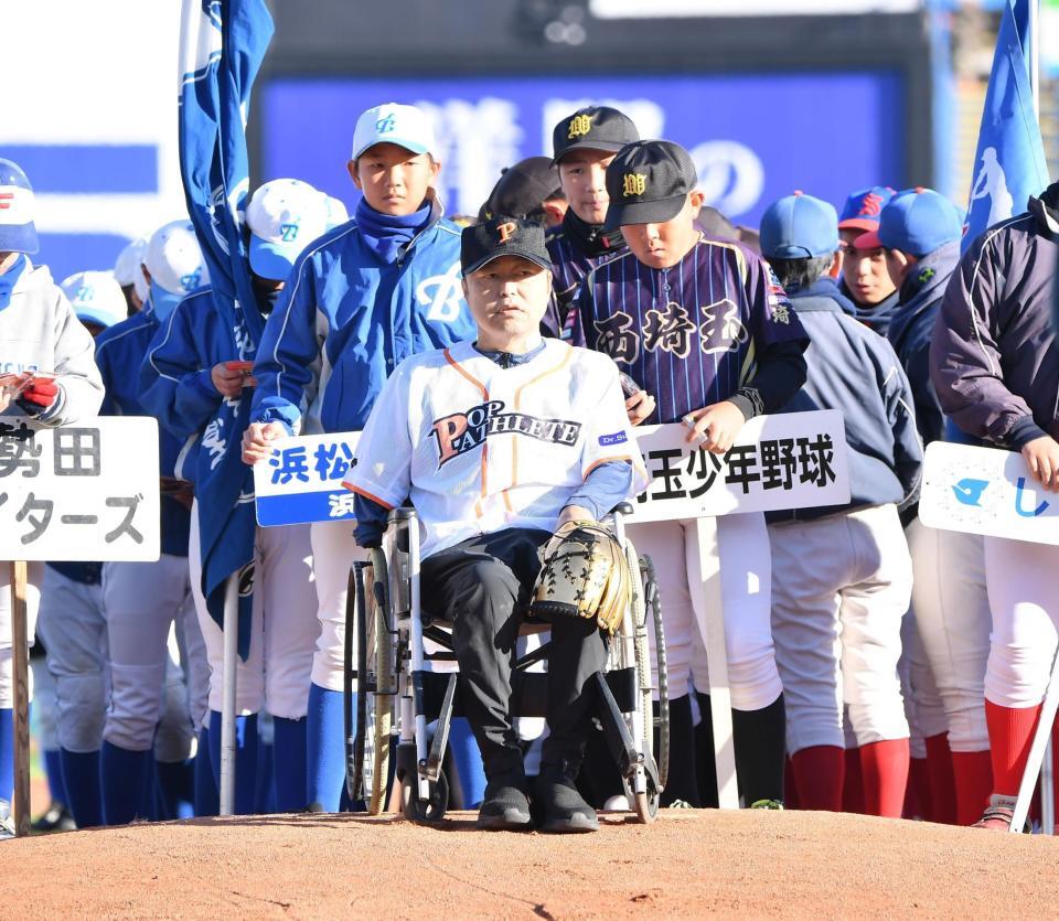 　車いすで始球式に登場した佐野慈紀氏（撮影・開出牧）