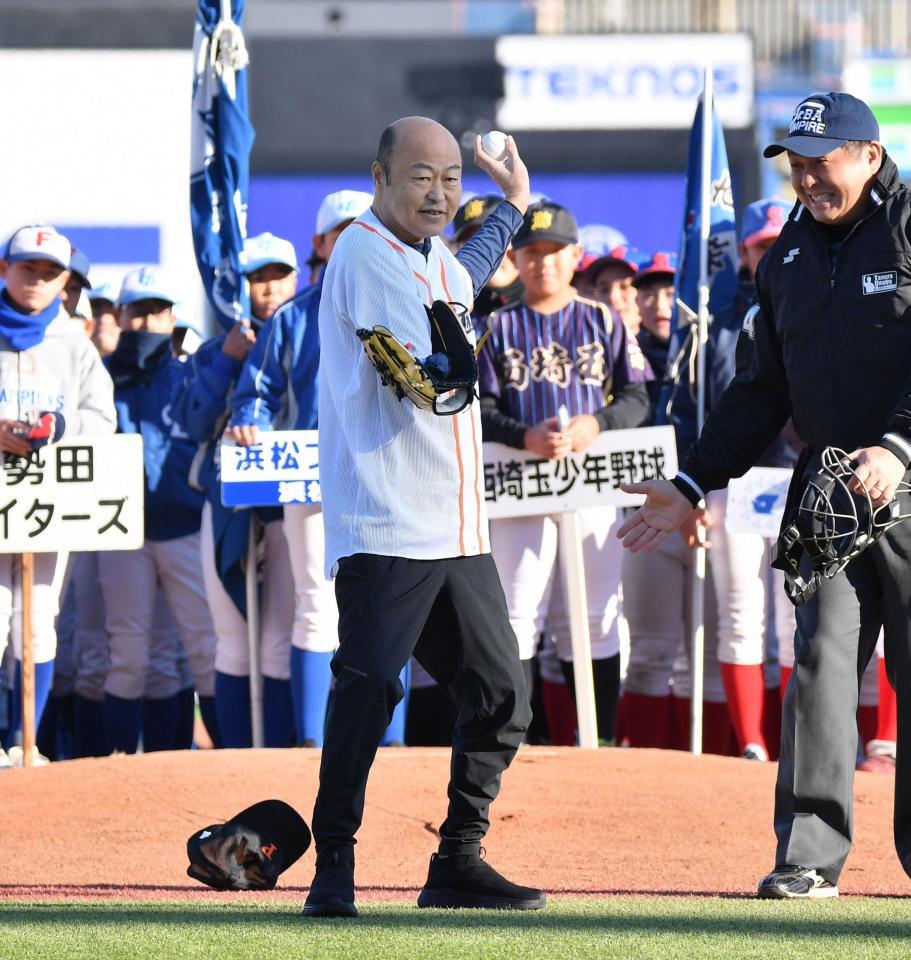 　左投げで始球式を務める佐野慈紀氏（撮影・開出牧）