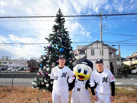 　野球イベントに参加した（左から）横山、ズーちゃん、友杉