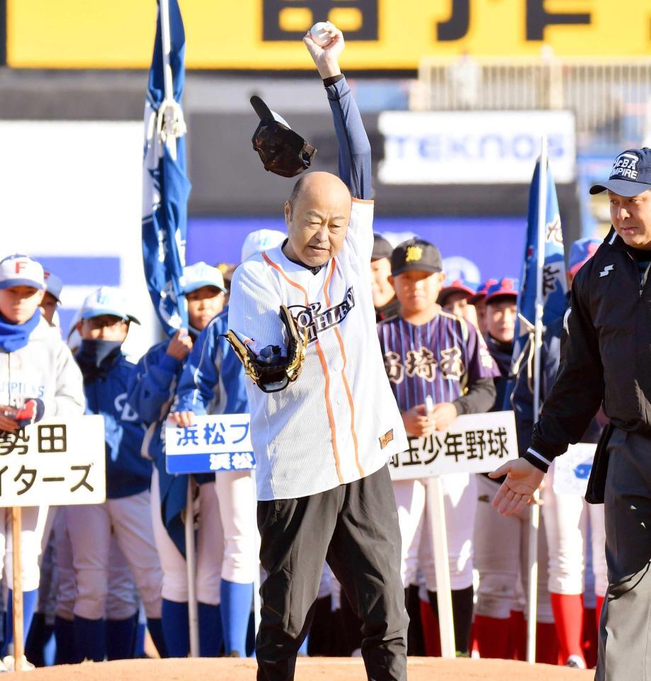 　始球式を務める佐野慈紀氏（撮影・開出牧）