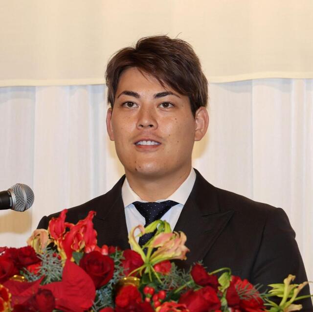 オリックス 九里亜蓮が紺のネクタイで入団会見「奥さんに