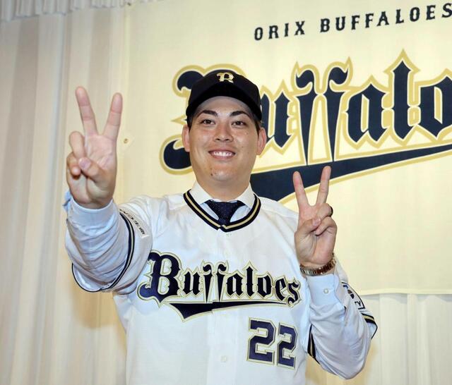 オリックス・九里が入団会見 目標は200イニング、紺色ネクタイで