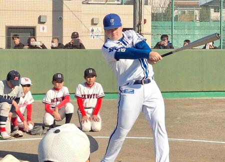 　子どもたちの前で打撃を披露する牧