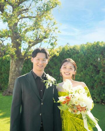 　結婚を発表した巨人・吉川尚輝（左）と足立佳奈（本人提供）