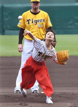 　始球式を務める足立佳奈＝２０１８年５月３日、甲子園