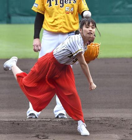 　始球式を務める足立佳奈＝２０１８年５月３日、甲子園