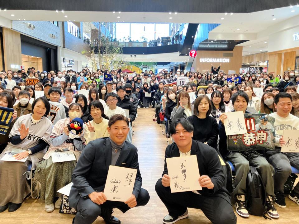 　石川県金沢市内で行われた「コラントッテ」トークショーに駆けつけた約５００人のファンと奥川（左手前）、山瀬（右手前）